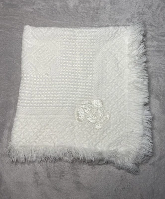 Manta de punto blanco vintage para bebé cachorro perro apliques de satén parche flecos 30"x31" Foto 1 de 4