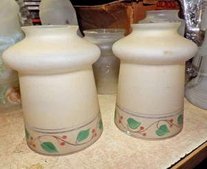 PAIR OF VINTAGE CREME FROSTED LEAF DESIGN LIGHT LAMP SHADES FOR SCONCES - Picture 1 of 4