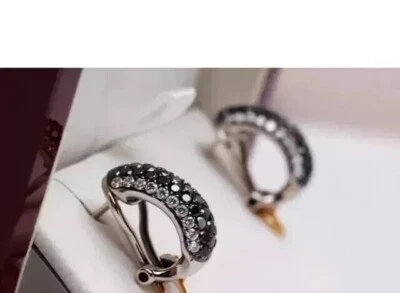 Pendiente de aro Huggie enchapado en oro blanco de 14 k diamante negro simulado de corte redondo de 2 quilates Foto 1 de 4