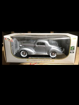 1936 Pontiac Deluxe Silver 1:18 Signature Models 18106 - Image 1 of 3