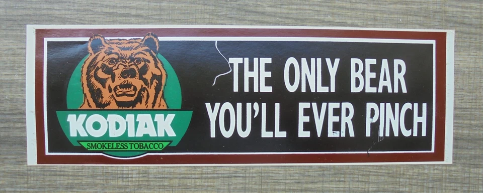 PEGATINA PARACHOQUES KODIAK EL ÚNICO OSO QUE JAMÁS PELLIZCARÁS 11,5 X 3,75 Foto 1 de 1