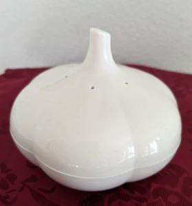 Tupperware Garlic Storage Forget Me Not Vegetable Container Off White New - Picture 1 of 7