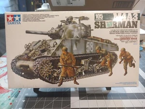 Tamiya America Inc 1/35 M4A3 Sherman 105mm Howitze TAM35251 Plastic Models - Foto 1 di 3