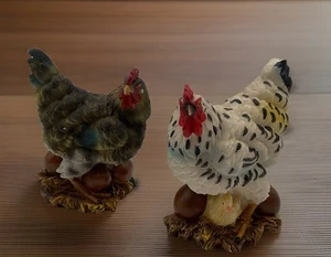 2er Set Polyresin Mutter Hühner sitzen auf ihrem Nest und schützen ihre Küken/Eier - Bild 1 von 18