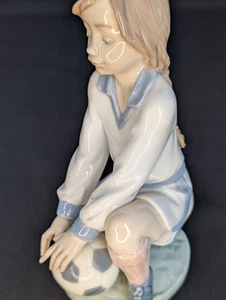 Figura de porcelana jugador del equipo Lladro niña fútbol 6,25′′ H - Imagen 1 de 9