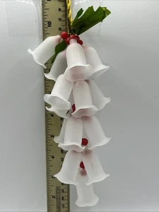 Vintage weiße Milchglas Glocken Stechpalme Beeren Cluster Baumschmuck - Bild 1 von 8