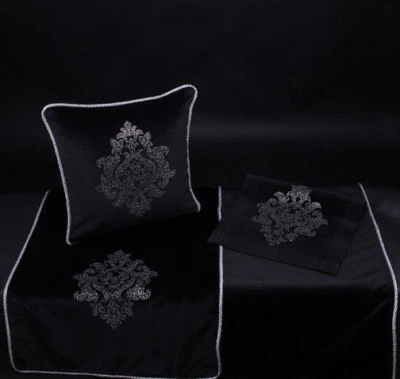 Dekokissen "Lilie", Schwarz, Samt, Strasssteine, 45 cm x 45 cm, mit Füllung,  - Bild 1 von 4