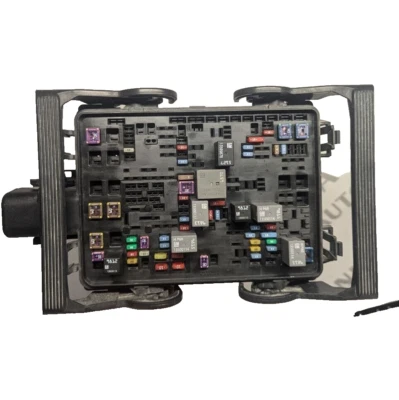 84303177 OEM ENGINE FUSE BOX (from 2018 GMC Sierra) - Image 1 of 4