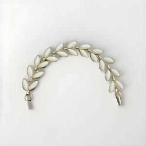 Brazalete Vintage Corona Trifari Blanco Vidrio Leche y Hojas de Trifanio - Imagen 1 de 3