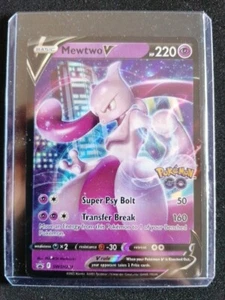 Mewtwo V SWSH223 Pokémon GO Ultra Rare Holo Promo Pokemon Card - Foto 1 di 3