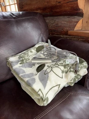 Sunbeam Electric Heated Blanket Cuddle Up Heated Throw, 3 heat settings 50”X60” - Image 1 of 4