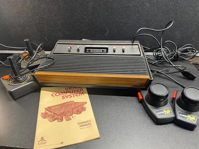 Consola de Videojuegos Atari 2600 4 Interruptores Grano Madera Probada Funciona con Mandos Foto 1 de 4