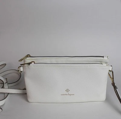 Muñequera sin asas Nanette Lepore Shellie de cuero vegano blanca correa extraíble dorada Foto 1 de 4