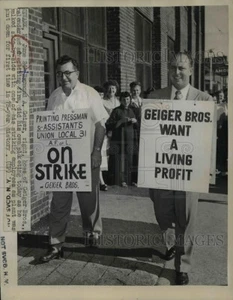 1953 Pressefoto Raymond A. Geiger, Chef der Greiger Bros. Streikposten - NEA87466 - Bild 1 von 2