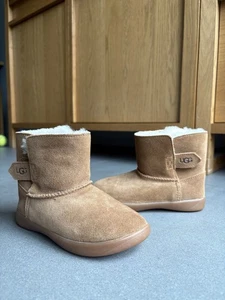 NEU UGG Keelan Wildleder Stiefel Kastanie Kleinkind Größe US 12/UK 11/EU 30 - Bild 1 von 9