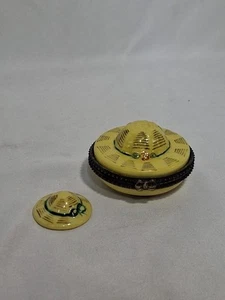 Caja de baratija sombrero amarillo estilo Limoges vintage con sombrero sorpresa baratija en el interior - Imagen 1 de 7