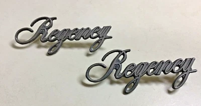 Oldsmobile Regency 1972-1974 OEM emblema de metal logotipo insignia 9621115 juego de 2 Foto 1 de 4
