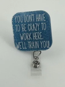 Blau glitzernder quadratischer Abzeichenclip einziehbar "Sie müssen nicht verrückt sein, um zu arbeiten..." - Bild 1 von 4