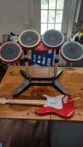 Xbox One Rock Band 4 Target esclusivo pacchetto rosso Fender batteria chitarra wireless - Foto 1 di 24
