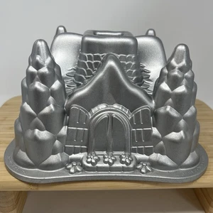 Nordic Ware PRINCESS CASTLE FAIRYTALE COTTAGE 10 Cup BUNT BUNDT PAN USA - Picture 1 of 9