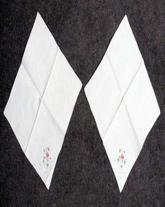 VINTAGE SEHR VERZIERTES 2ER-SET QUADRATISCHE WEISSE DECKCHEN 10 ZOLL - Bild 1 von 1