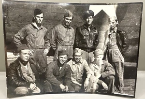 Foto de grupo de tripulación del Cuerpo Aéreo del Ejército de la Segunda Guerra Mundial 7x5,25 insignia artística de nariz de bombardero década de 1940 - Imagen 1 de 1