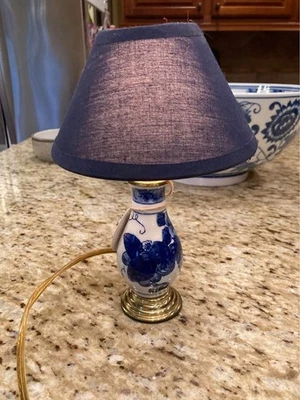 "Lámpara de mesa Chinoiserie 9"" azul y blanco de cerámica y oro" Foto 1 de 3