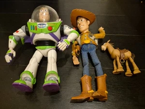 Disney Pixar Pull Cord Woody, Buzz Lightyear & Bullseye - Foto 1 di 7