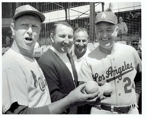 1970 Press Photo Ddogers Walt Alston, Stan Musial with New Spalding 5x Baseballs - Picture 1 of 2