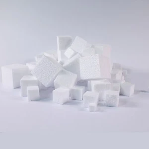 Weiße Styropor Styroporwürfel für Kinder Modellbau 100er Pack 3D Formen gemischt - Bild 1 von 3