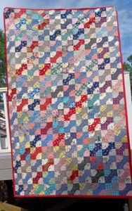 Handgefertigte RÜCKEN-T0-FRONT FLIEGE traditioneller Feedsack Quilt, 55,5 x 90" mehrfarbig - Bild 1 von 5