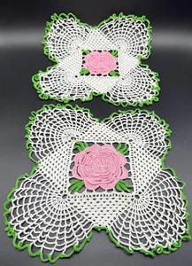 Zwei passende Deckchen irisch gehäkelt rosa grün Rose Mitte handgefertigt 14 Zoll - Bild 1 von 3