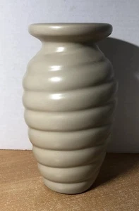 Jarrón de cerámica Haeger vintage - remolino colmena abeja - cervatillo de 8,25" 1999 - Imagen 1 de 8