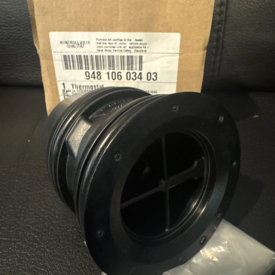 Termostato de refrigerante de motor genuino Porsche Porsche Porsche 948-106-034-03 Cayenne Macan Foto 1 de 4