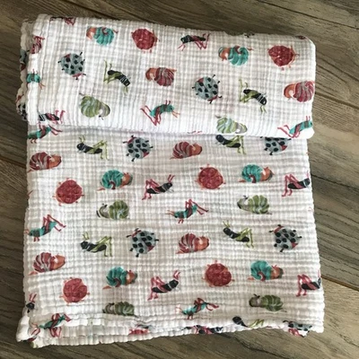 Manta para envolver bebé Pehr Lovey Bugs insectos muselina caracoles saltamontes Foto 1 de 4