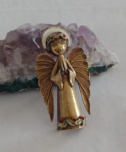 ART Angel Holiday Holly Cherub Christmas Vtg Figural Pin Brooch Goldtone 1960s - Picture 1 of 9