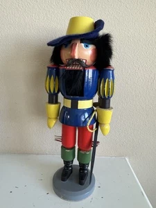 VTG ERZGEBIRGE GERMANY HAND CRAFTED WOODEN LARGE 13" MUSKETEER NUTCRACKER - Foto 1 di 11
