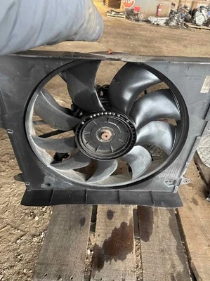 2001-2004 Jeep Grand Cherokee 4.7L Radiator Cooling Fan Assembly OEM — 第 1/4 张图片
