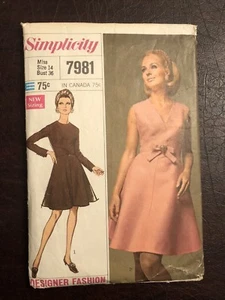 De Colección Simplicity Patrón de Costura Años 60 Vestido de Diseñador 7981 Corte Talla 14 - Imagen 1 de 3