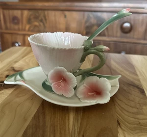 Two's Company Tasse & Untertasse 3-D Blumen Tee/Kaffeetasse/Snackteller mit Löffel - Bild 1 von 9