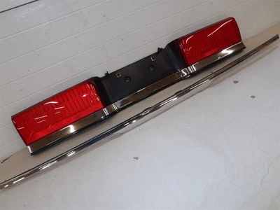 LINCOLN CONTINENTAL 1990-1993 CENTER TAILLIGHT TAIL PANEL LIGHT W/TRUNK LID TRIM - Image 1 of 4
