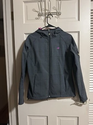 Chaqueta softshell New Balance elástica en 4 vías para mujer talla mediana con capucha al aire libre  Foto 1 de 4