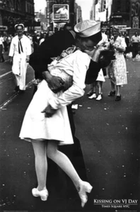 Póster cuadrado de Kissing on V-J Day In Times 24x36 - Impresión artística de pared decoración del hogar nuevo - Imagen 1 de 6
