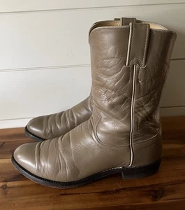 JUSTIN Men's Size 9 D Leather Taupe Tan Made in USA Cowboy Roper Boots 3033 - Afbeelding 1 van 9
