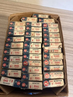 Set of 8 GM AC ACNITER R44S spark plugs new old stock 60$ - Image 1 of 4