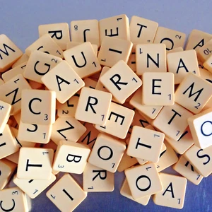 SCRABBLE LETTRE REMPLACEMENT AU CHOIX JEU SCRABBLE PIÈCE D'ORIGINE - Photo 1/1