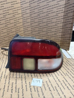 Luz trasera derecha pasajero compatible con 94-96 ASPIRE 99609 usada OEM Ford Foto 1 de 4