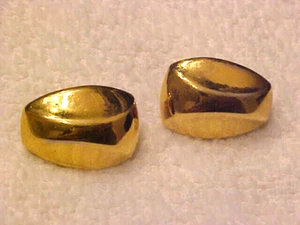 VTG ~ CROWN TRIFARI ~ PIERCED ~ UNIQUE ~ SCULPURED GOLD TONE Earrings ~ SIGNED - Picture 1 of 3