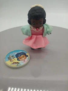 Tyco Dixie's Diner 3" muñeca empanada afroamericana vestido rosa soporte con botones - Imagen 1 de 8