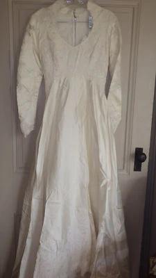 Wedding Dresses Dress Gown Sheath A Line Ivory Long Train sz 10 Long sleeve - Image 1 of 4